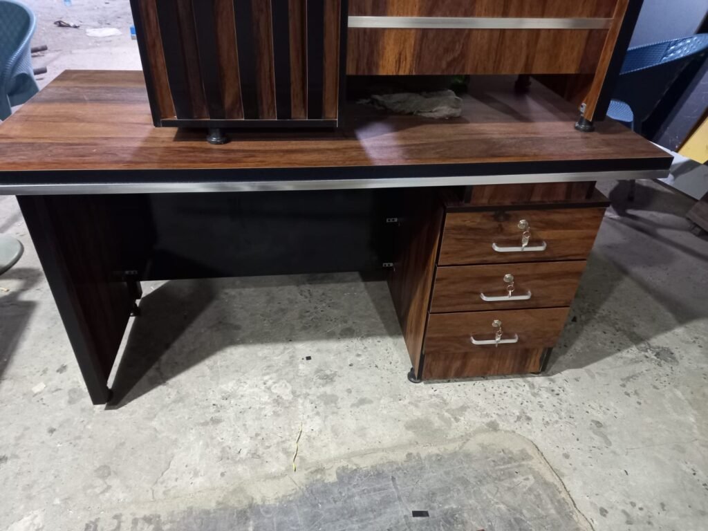 Office table size 2.5×4